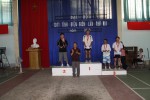 Thầy Hưởng ( người đầu tiên từ bên phải sang) nhận Huy chương đồng