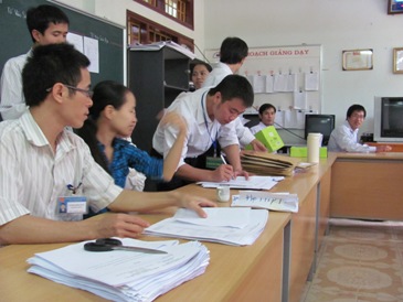 Các giám thị làm thủ tục giao nhận ấn phẩm kiểm tra học kì