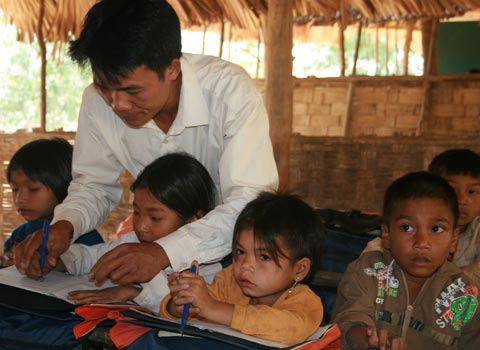 Nghị định mới của Chính phủ về chính sách đối với cán bộ, công chức, viên chức và người hưởng lương trong lực lượng vũ trang công tác ở vùng có điều kiện kinh tế - xã hội đặc biệt khó khăn