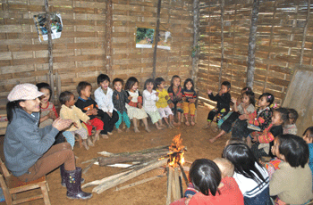 Cô và trò bậc học mầm non ở TX Mường Lay phải dạy và học trong điều kiện vô cùng khó khăn, thiếu thốn