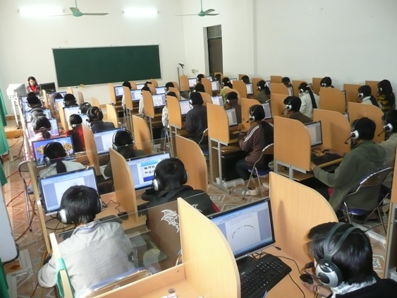 Sinh viên Tiếng Anh luyện nghe