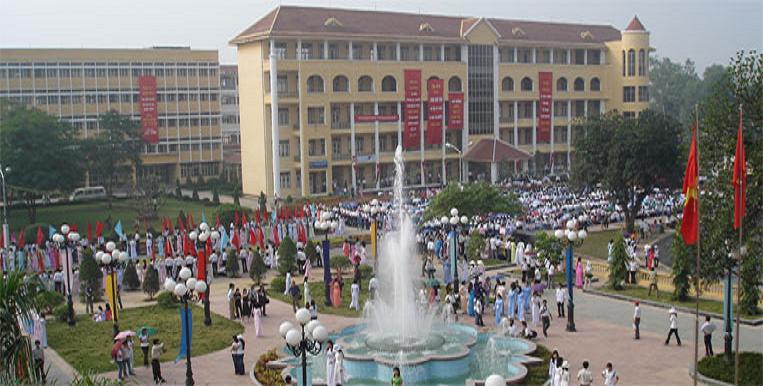 Cựu sinh viên về thăm trường