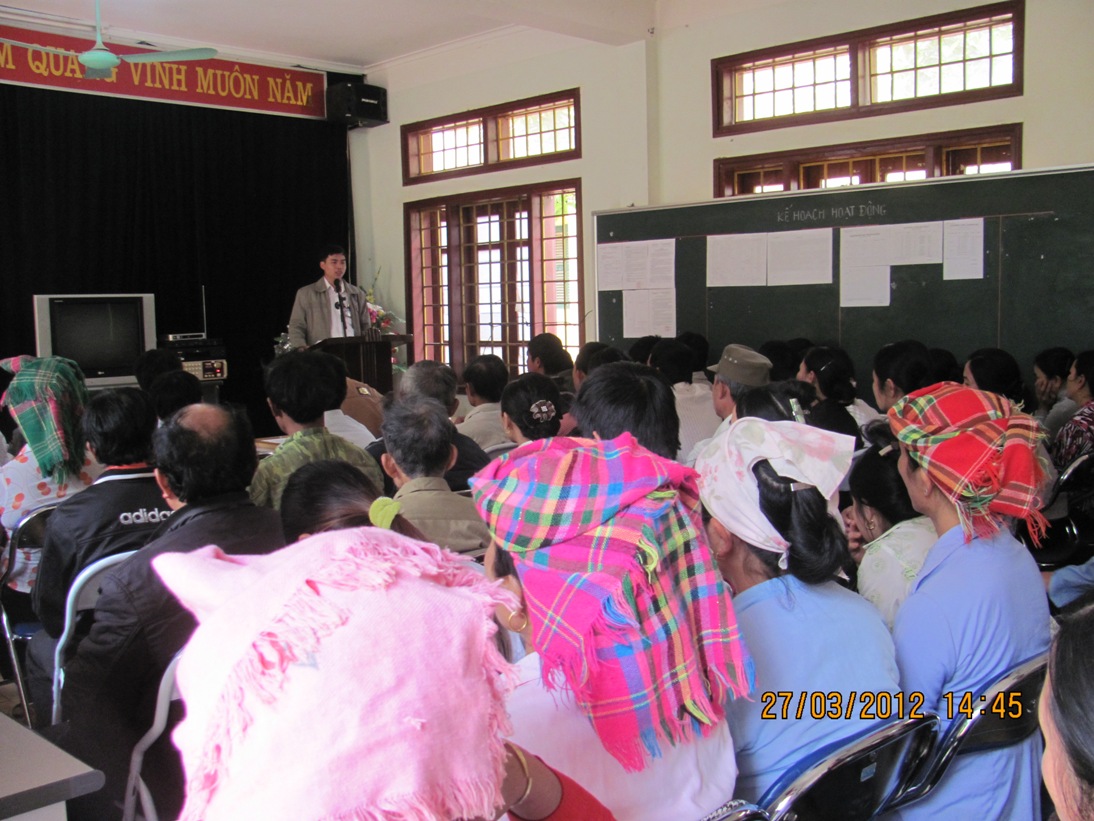 Đông đủ phụ huynh học sinh lớp 12 về dự họp chuẩn bị cho kì thi tốt nghiệp năm 2012