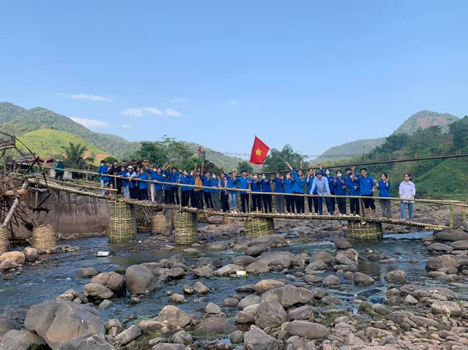 HỌC SINH VÀ GIÁO VIÊN TRƯỜNG THPT CHÀ CANG THAM GIA NGÀY CUỐI TUẦN TÌNH NGUYỆN TẠI BẢN NÀ SỰ