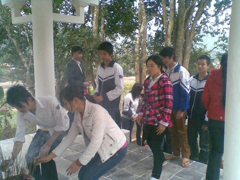 Thắp hương viếng các liệt sĩ xã Chà Cang