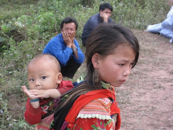 HS lớp 1 Thào Thị Sò địu em đến trường để được đi học